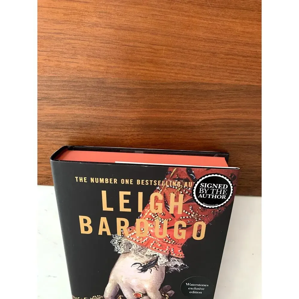 *RARE SIGNED* Leigh Bardugo The Familiar Waterstones UK Edition